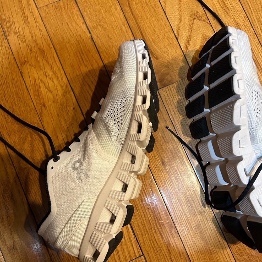 Oncloud Women’s size 8 Shoes